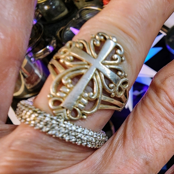 Elegant Silver Cross Ring Size 8 - Picture 3 of 10